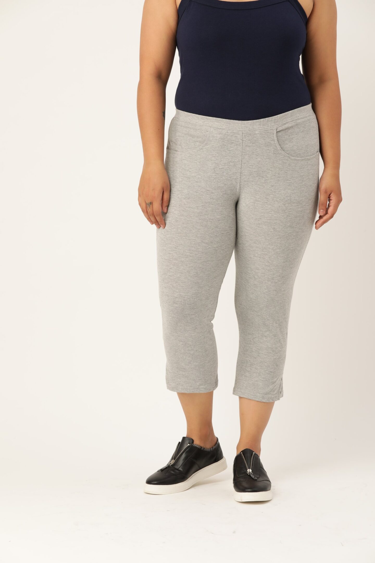 Women's Plus Size Light Grey Solid Color Regular Fit Capris