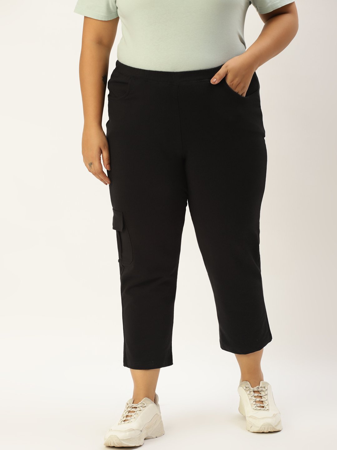 Women's Plus SizeBlack Solid Color Straight Fit Knitted Capri