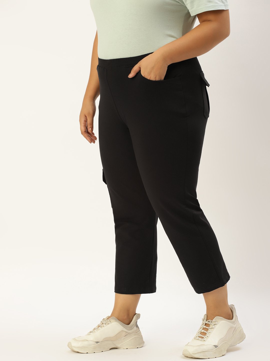 Women's Plus SizeBlack Solid Color Straight Fit Knitted Capri