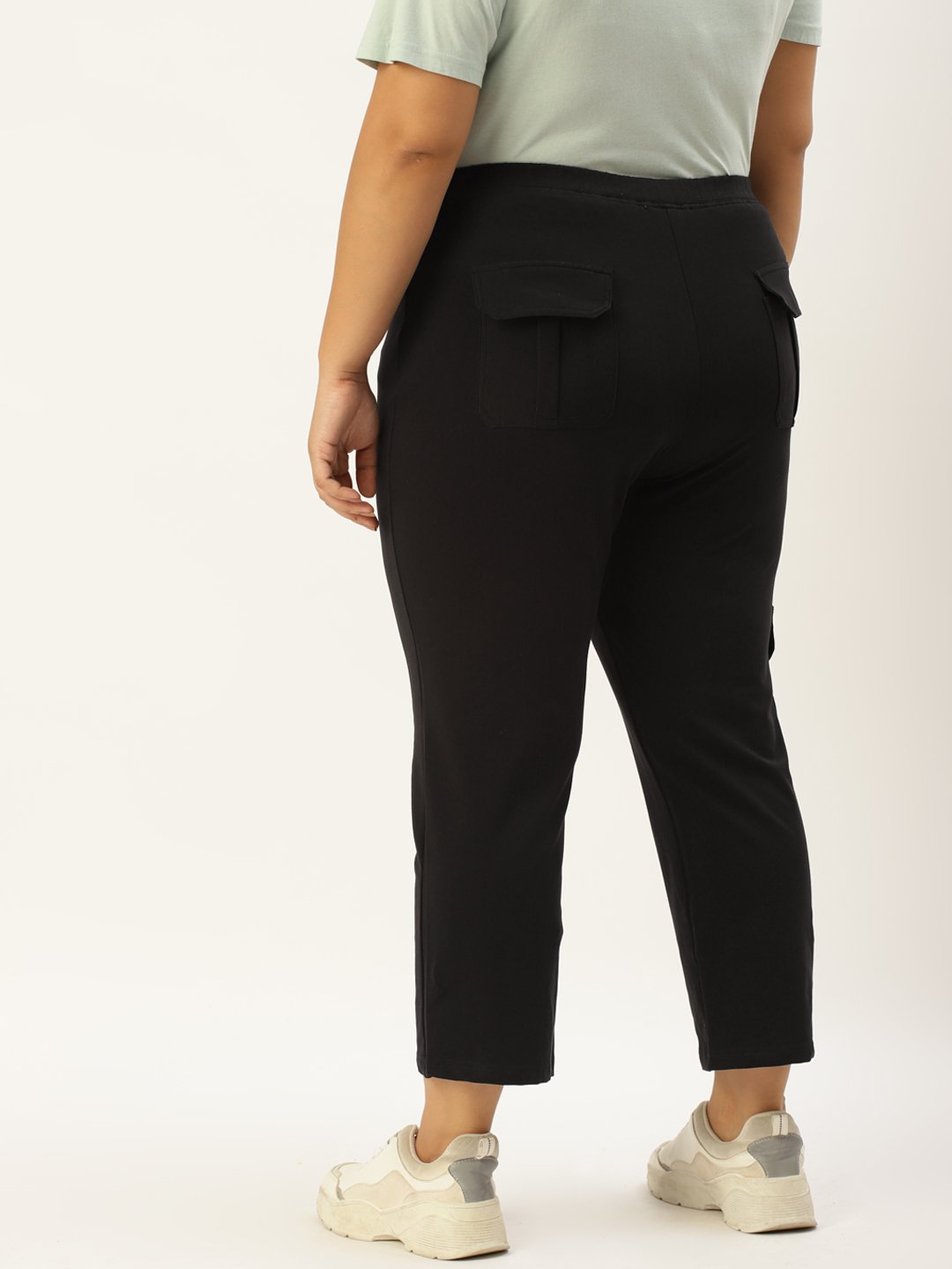 Women's Plus SizeBlack Solid Color Straight Fit Knitted Capri