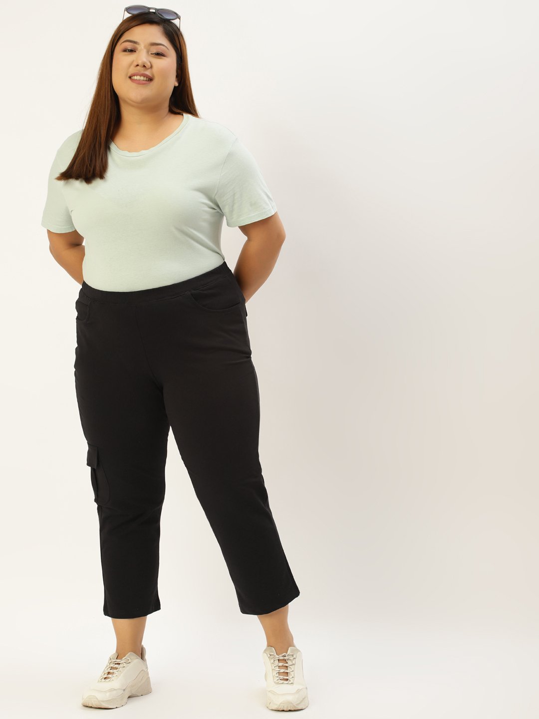 Women's Plus SizeBlack Solid Color Straight Fit Knitted Capri