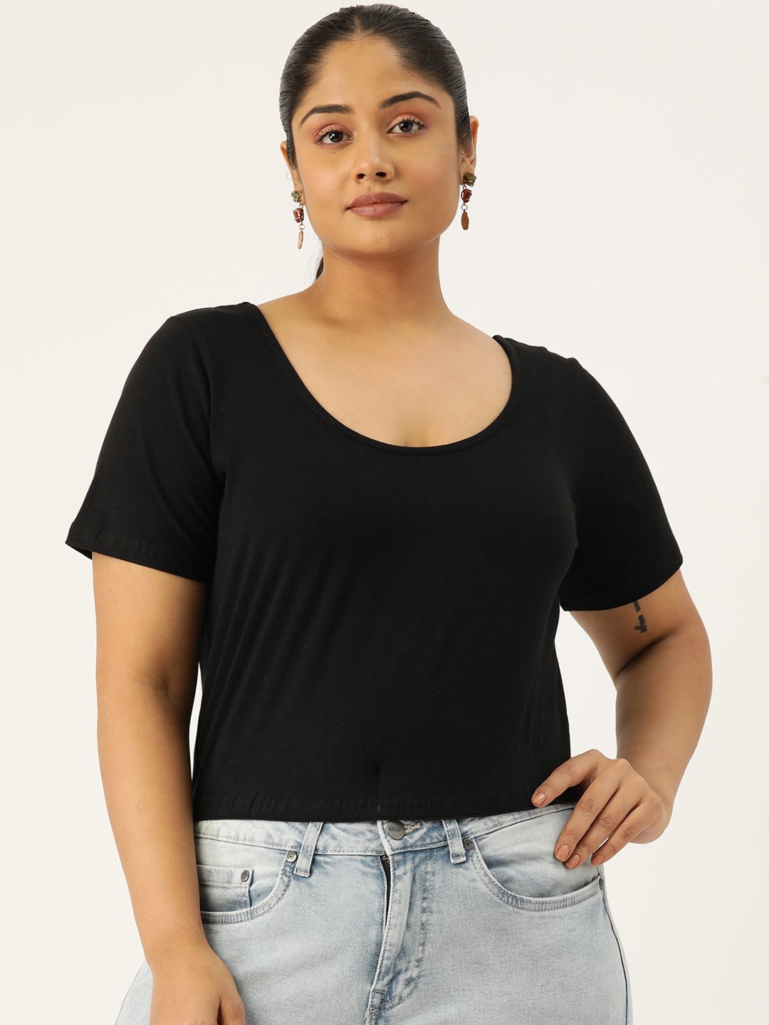 Women's Plus SizeBlack Solid Color Knitted Crop Top