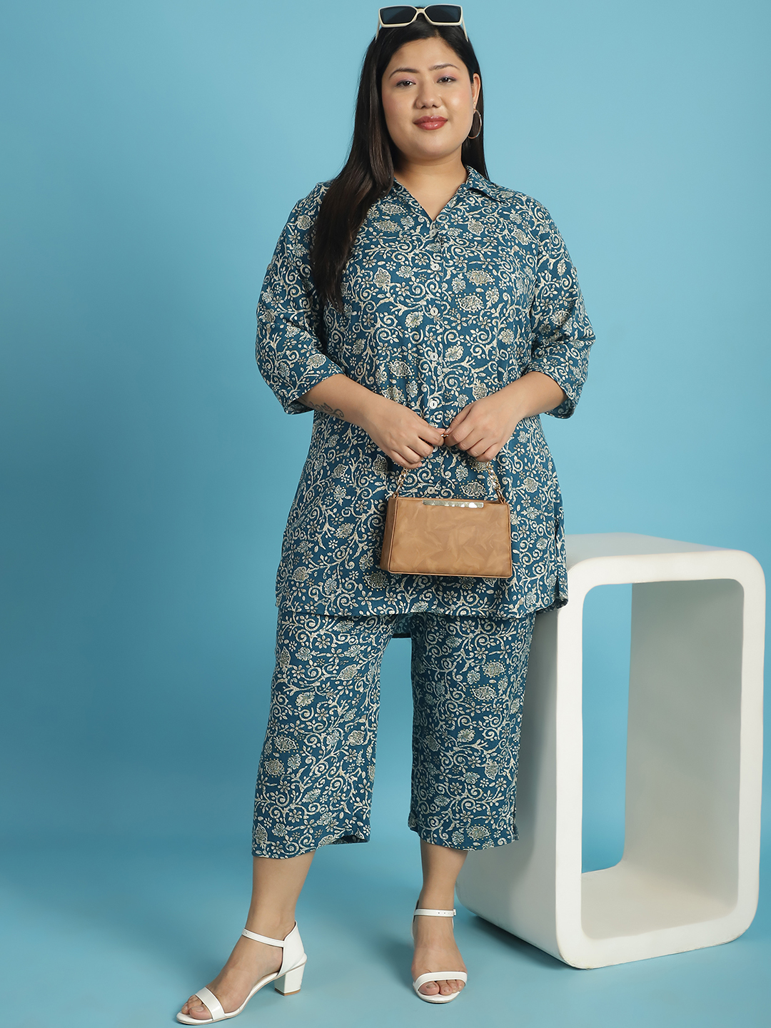 Women's Plus Size Teal Batik floral printed mid calf length capri