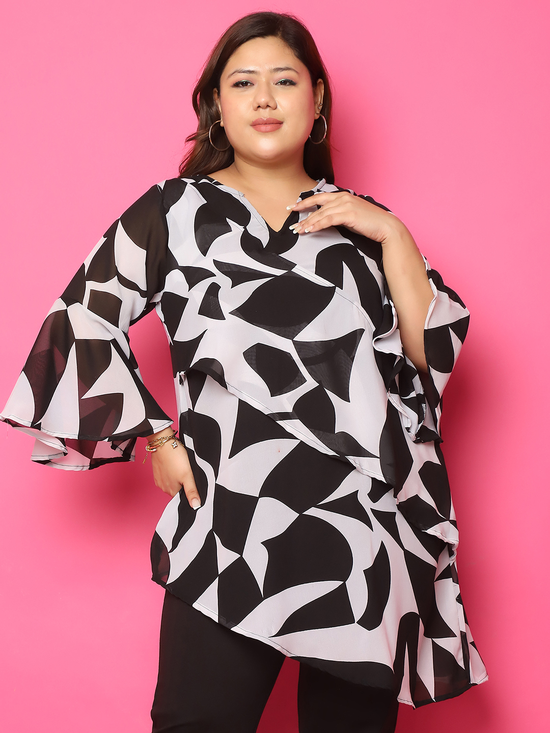 Women's Plus Size Black & White Floral Printed Asymmetric Longline Top